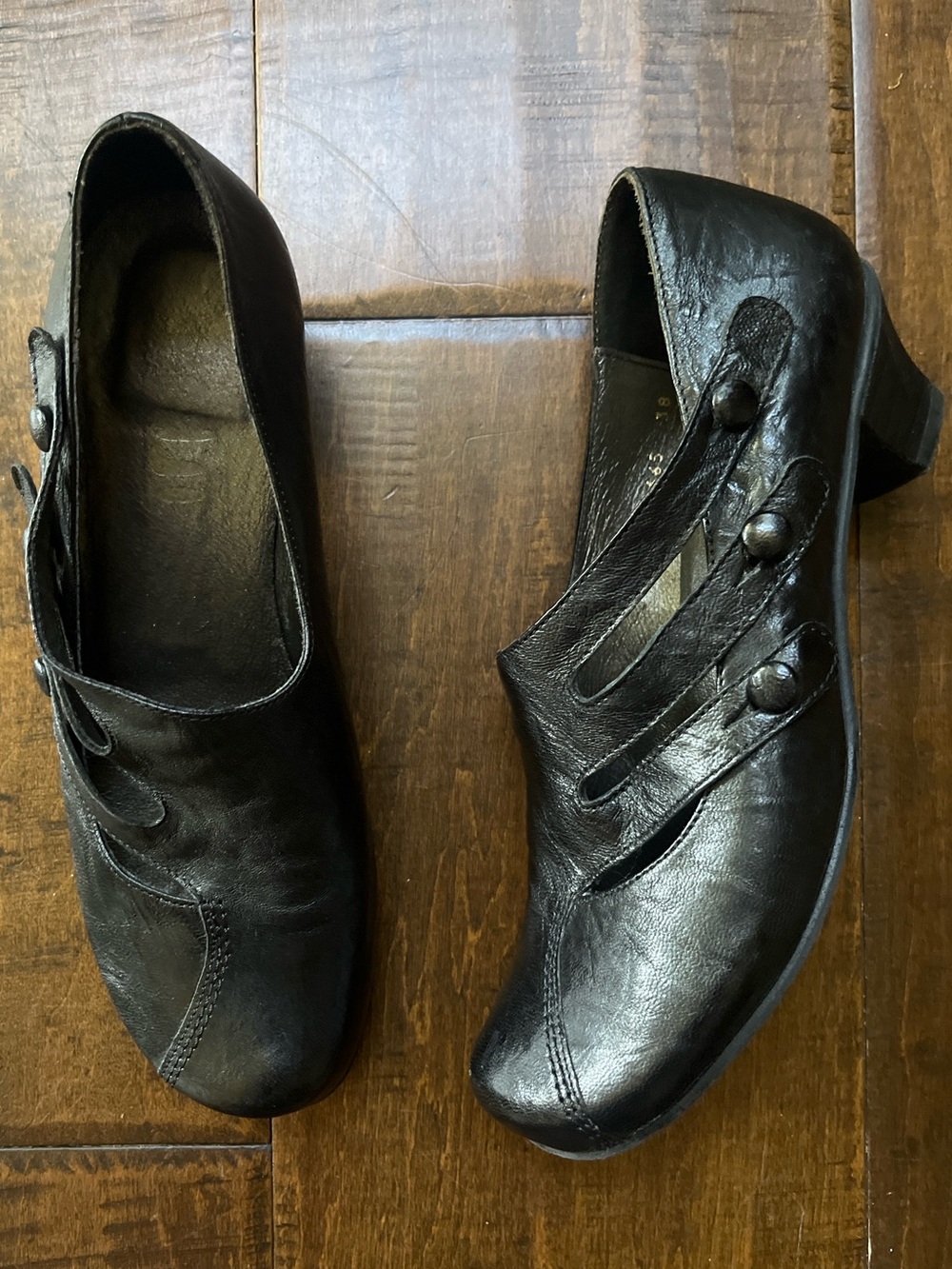 Fidji black leather vintage retro style low block heeled pumps with straps Sz. 3